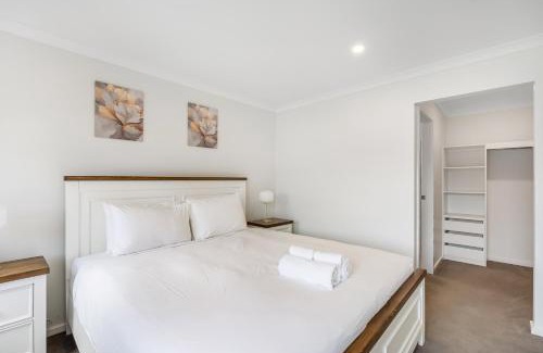 Austins Ferry Apartment | Stylish 4BR Family Escape with Deck & Views Near MONA