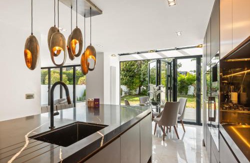 Coombe Hill Apartment | Stylish 5BR with Garden&Parking near Wimbledon