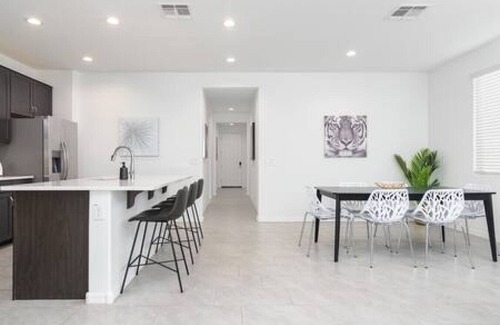 Casa Grande House | *Stylish & Bright* King Queen Beds*Backyard*Garage