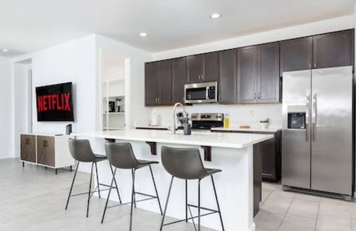 Casa Grande House | *Stylish & Bright* King Queen Beds*Backyard*Garage