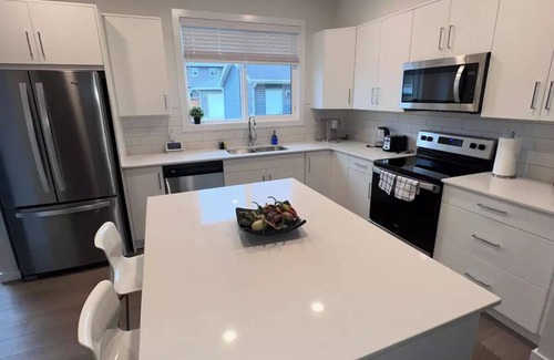 West Edmonton House | Stylish Family Friendly 3 Bedroom Home near WEM With A/C