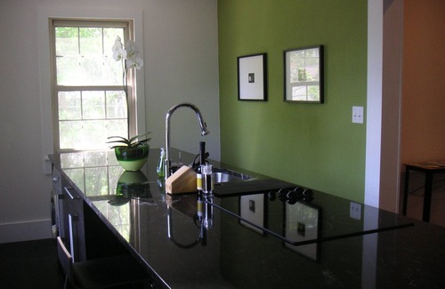 Historic District - North Apartment | Stylish Historic Savannah HGTV Designer Home, Walk Everywhere, Free Trolley!