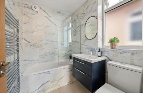 Marlborough Apartment | Stylish London Flat I Free parking