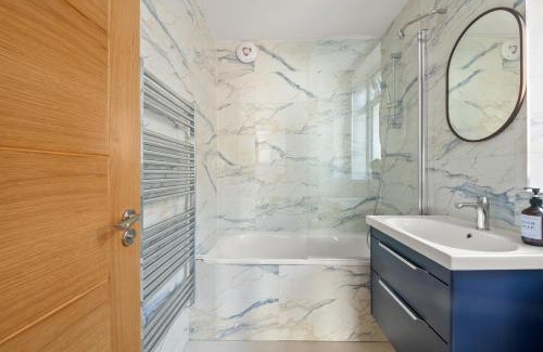 Marlborough Apartment | Stylish London Flat I Free parking
