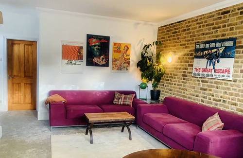 Bush Hill Park Apartment | Stylish London flat with parking and great transport links