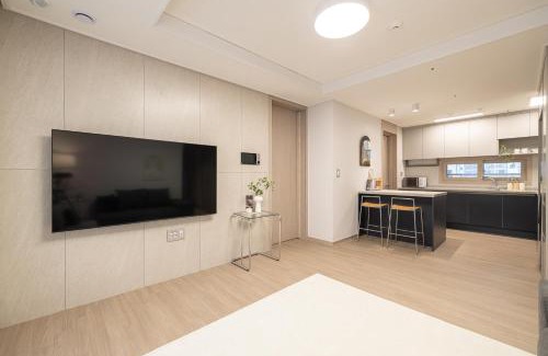 Tobongil-tong Apartment | Stylish Modern Condo, 3 Bedrooms, 2 Bathrooms, 4 Air Conditioners, 65-inch TV, Laundry Machine & Dryer