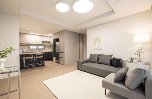 Tobongil-tong Apartment | Stylish Modern Condo, 3 Bedrooms, 2 Bathrooms, 4 Air Conditioners, 65-inch TV, Laundry Machine & Dryer