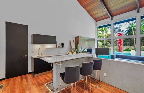 Village of East Hampton House | Stylish Modern Retreat in the Heart of the Hamptons: Your Perfect Getaway!