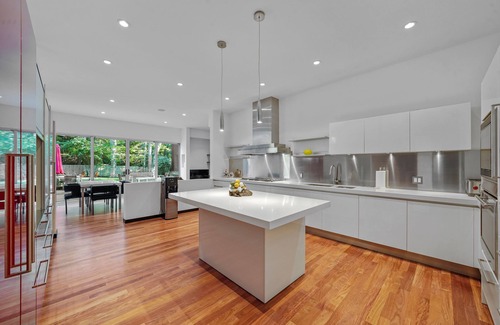 Village of East Hampton House | Stylish Modern Retreat in the Heart of the Hamptons: Your Perfect Getaway!