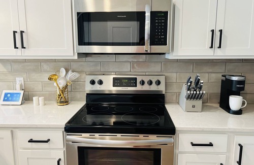 Little Italy House | Stylish Pristine New Townhouse with porch and rooftop deck- 5 min from downtown!