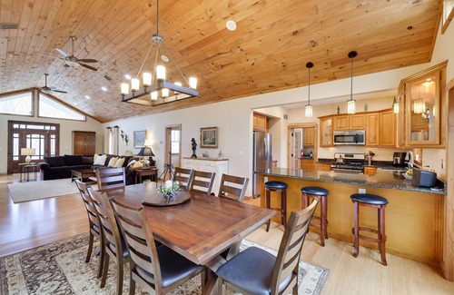 White Mills House | Stylish Retreat: Luxury Amenities & Entertainment Haven