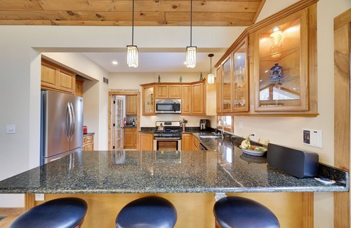 White Mills House | Stylish Retreat: Luxury Amenities & Entertainment Haven