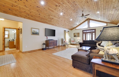 White Mills House | Stylish Retreat: Luxury Amenities & Entertainment Haven