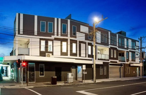 Caulfield North Apartment | Stylish Serenity at Orrong