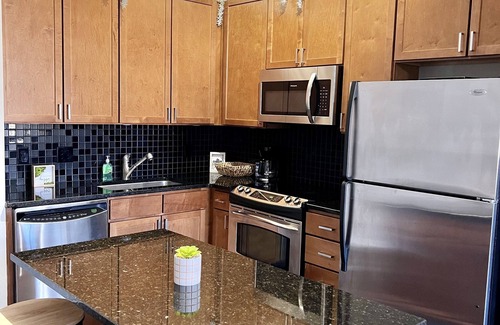 First Ward House | Stylish Townhouse In Uptown, 1BD studio, City Views & WiFi