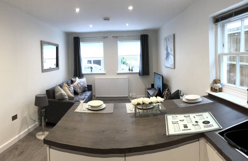 St Albans Apartment | Stylish Two bedroom in the heart of Historic St Albans - Free onsite parking!