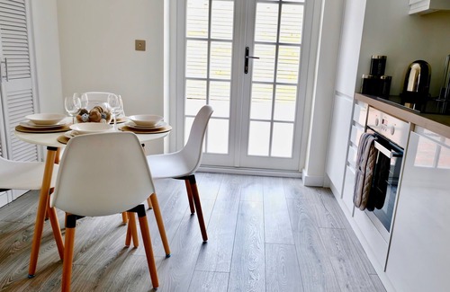 St Albans Apartment | Stylish Two bedroom in the heart of Historic St Albans - Free onsite parking!
