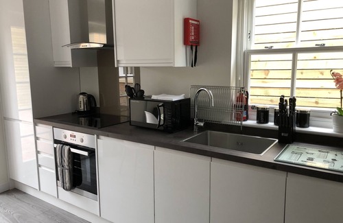 St Albans Apartment | Stylish Two bedroom in the heart of Historic St Albans - Free onsite parking!