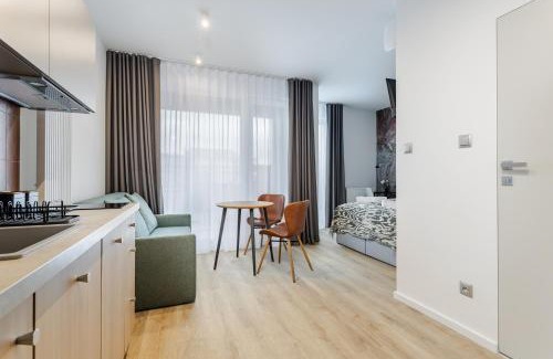 Jezyce Apartment | Stylowe Studio Very Berry w Poznaniu z Parkingiem i Balkonem by Noclegi Renters