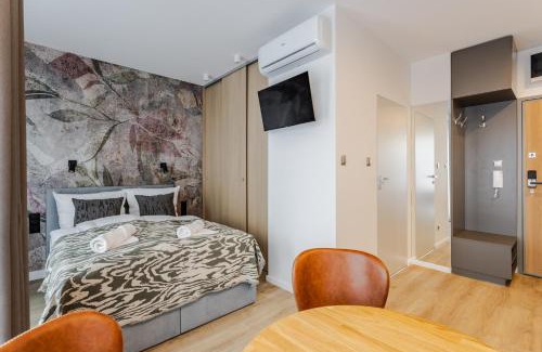 Jezyce Apartment | Stylowe Studio Very Berry w Poznaniu z Parkingiem i Balkonem by Noclegi Renters