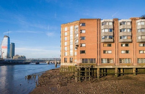 Queenhithe Apartment | Sublime 1 bed flat with Thames view
