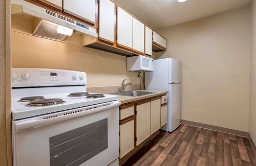 Indianapolis Hotel | Suburban Studios Indianapolis Northwest - College Parks