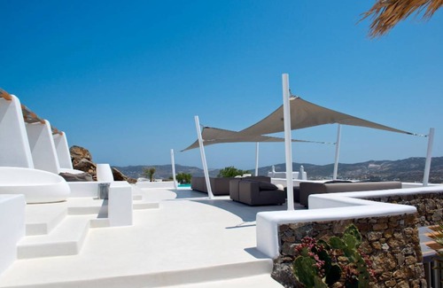 Tourlos Villa | Suite Ruby one bedroom suite with shared pool in Agia Sofia