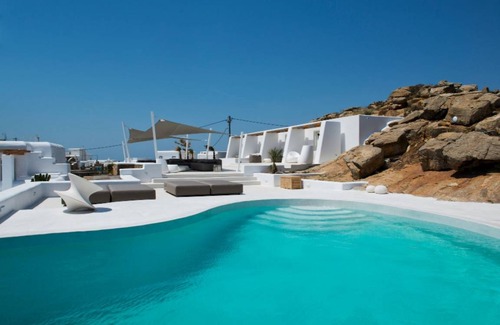 Tourlos Villa | Suite Ruby one bedroom suite with shared pool in Agia Sofia