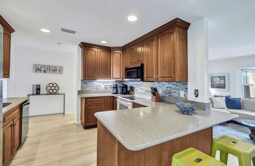 Connors House | Summer Fall Sale! Beach Daze-Heated Pool-Walk to Beach-Pickleball close!