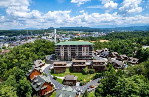 Pigeon Forge House | Summer Getaway w Grill Hot Tub & Resort Pool