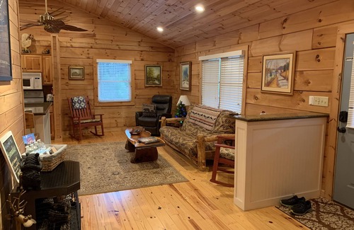 West Jefferson Cabin | SUMMER SPECIAL — Book 5 nights 6+7th FREE — LOG CABIN with Privacy+ Firepit