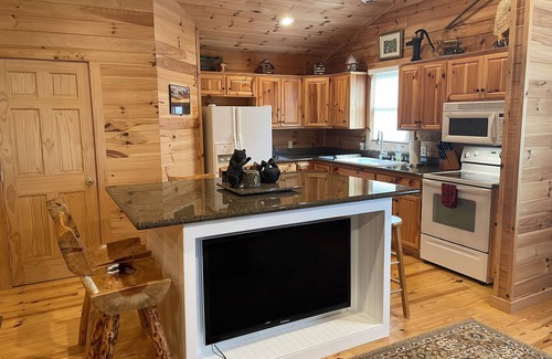 West Jefferson Cabin | SUMMER SPECIAL — Book 5 nights 6+7th FREE — LOG CABIN with Privacy+ Firepit