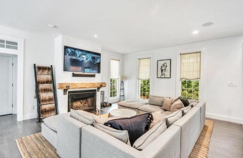 East Hampton House | Summit Harborside Spectacular