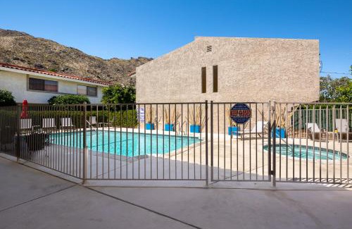 Historic Tennis Club House | Sunkist at 411 - Walking Distance to Downtown PS