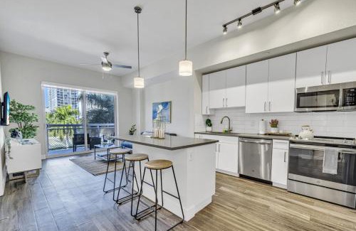 Midtown Apartment | Sunny 1BR Unit With Free Parking Prime Location
