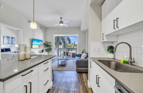 Midtown Apartment | Sunny 1BR Unit With Free Parking Prime Location