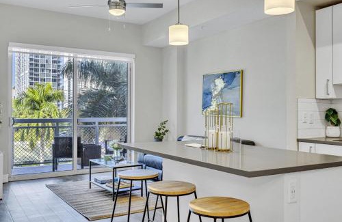 Midtown Apartment | Sunny 1BR Unit With Free Parking Prime Location