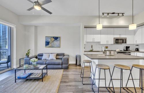 Midtown Apartment | Sunny 1BR Unit With Free Parking Prime Location