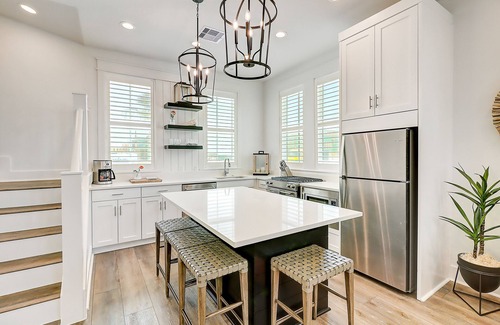 Port Aransas Cabin | Sunny house by the beach with pool, adorned modern furnishings & balcony seating