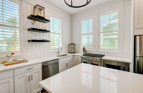 Port Aransas Cabin | Sunny house by the beach with pool, adorned modern furnishings & balcony seating