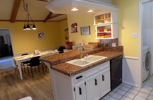 Midland House | Sunny, spacious and private
