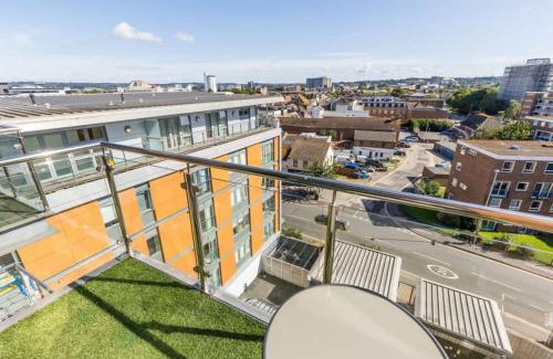 Hamworthy Apartment | Sunrise - Poole Town Balcony Views
