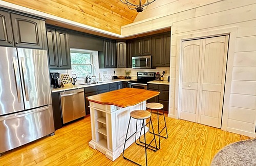 Wolf Laurel Cabin | Sunset Mtn View*Hot Tub*Massage Chair*Game Rm*Hiking*near Hatley Pointe*Fire Pit