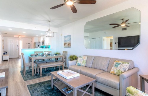 Treasure Island Condo | Sunset Vistas-Water/Beach FRONT unit, 2 bed/2 bath, Free Wi-Fi + Covered Parking