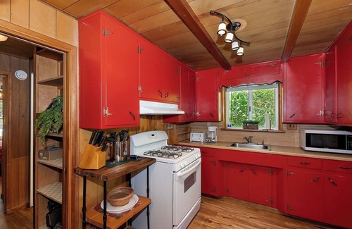 Moonridge Cabin | Sunshine Cabin Cozy 2-Story Getaway