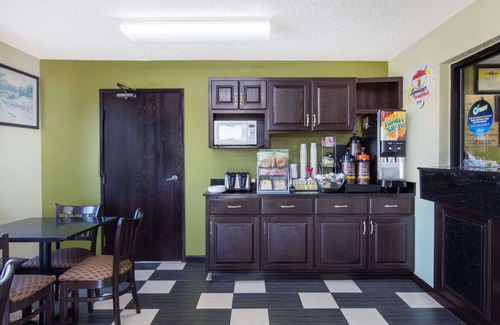 Aberdeen Hotel | Super 8 by Wyndham Aberdeen MD