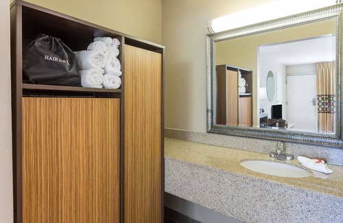 Fletcher Hotel | Super 8 by Wyndham Asheville Airport