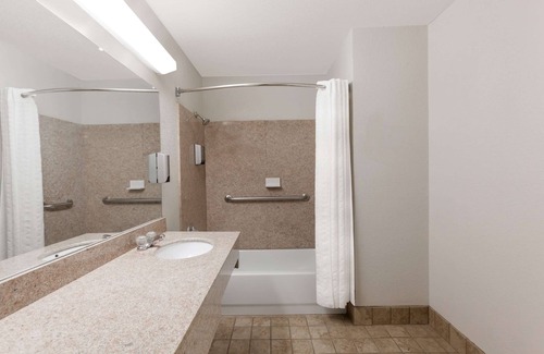 Cleburne Hotel | Super 8 by Wyndham Cleburne