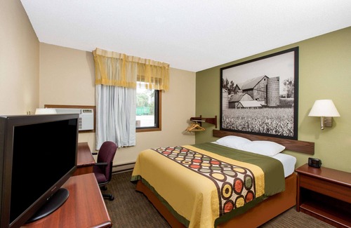 Fairmont Hotel | Super 8 by Wyndham Fairmont