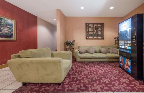 Fort Worth Hotel | Super 8 by Wyndham Fort Worth Downtown South